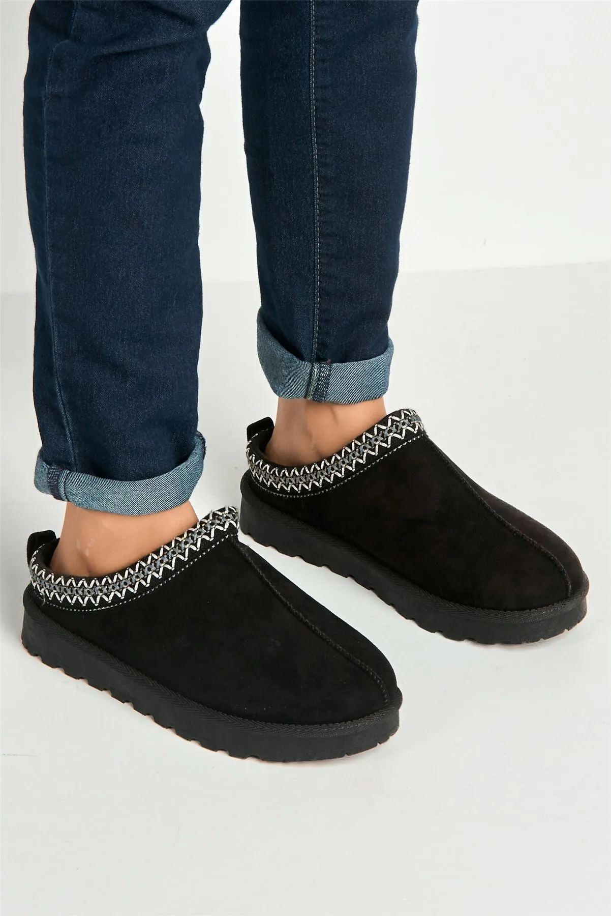 Sigrid Embroidered Faux Fur Lining Slippers in Black / Blue